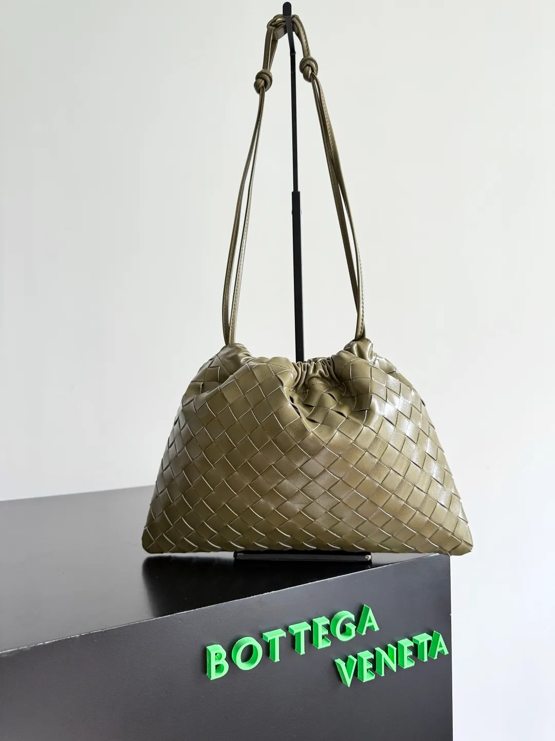 Batch 1560 Armpit bags have become a fashionable item that every girl has in their hands in recent years🛍️. The elegant and simple style has won the love of many people of different ages. However, there is an unavoidable trouble with armpit bags, that is, the capacity is too small, and BOTTEGA VENETA’s new Dustbag Considering people's travel needs, the capacity of garbage bags has been greatly upgraded. Folding umbrellas, water cups, and girls' makeup powder and lipstick can all be accommodated. It is very light and resistant to dirt. Even if you have a lot of things when traveling, it can reduce the burden to a certain extent. The shoulder straps are buckled and can be changed at will. It can be used for hand holding or as the liner of a large bag. After the drawstring is drawn, it looks like a cloud bag. It is very suitable for concave styling when traveling in summer🙋🏻‍♀️ Style number: 796728 Size: 32*23*1cm